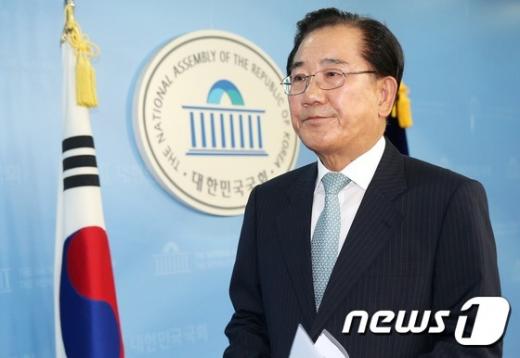 박준영 전 전남지사가 16일 서울 여의도 국회 정론관에서 열린 기자회견에서 새정치민주연합 탈당을 선언한 뒤 퇴장하고 있다. /사진=뉴스1