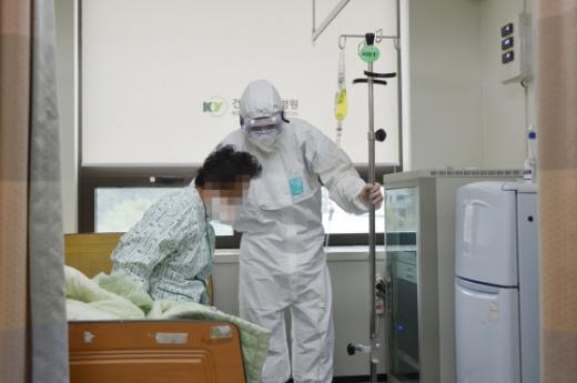 대전 건양대병원에서 메르스 확진환자를 마스크 등 보호장구 착용한 의료원이 치료에 힘쓰고 있다./사진=뉴스1