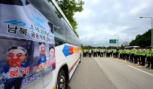 '박승원 상장' 27일 오후 경기도 파주 임진각 진입 도로에 대북전단보내기국민연합 회원들이 탄 버스가 경찰에 가로 막혀 있다. /사진=뉴스1 