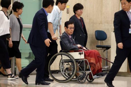 신격호 롯데그룹 총괄회장이 28일 오후 김포국제공항을 통해 귀국하고 있다.  일본롯데홀딩스는 이날 오전 신동빈 롯데그룹 회장의 주도로 긴급 이사회를 열어 신격호 총괄회장을 일본롯데홀딩스 대표이사에서 해임했다.(사진=머니투데이)