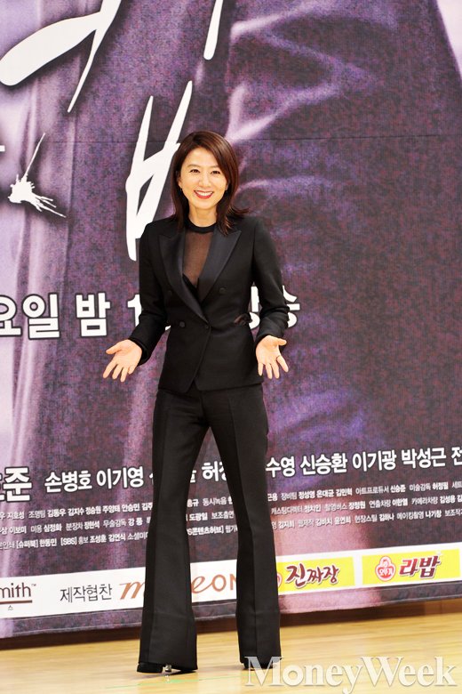 [MW사진] '미세스캅' 김희애, 올블랙 수트 속 시스루 눈길