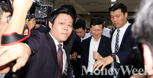 [MW사진] 쿠데타 실패 신동주, '거참! 지나갑시다'