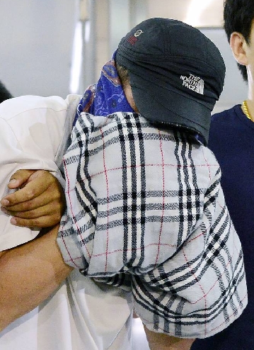 '새마을금고 강도' 검거된 서울 잠원동 새마을금고 강도 피의자 최모(53)씨가 지난 26일 오후 서울 서초경찰서로 이송되고 있다. /사진=뉴스1