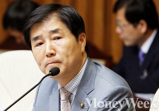 '김무성 큰절' 새누리당 장윤석 의원. /사진=임한별 기자