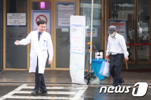 '대구 메르스 공무원' 지난달 26일 대구 메르스 확진환자인 공무원 A씨가 경북대 병원에서 완치 퇴원하고 있다. /사진=뉴스1 김대벽 기자