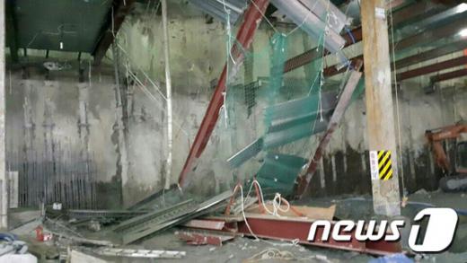 31일 오전 대구 동구 신암동 동대구역 환승복합센터 지하 공사장에서 붕괴사고가 발생했다. /사진=뉴스1(대구소방안전본부 제공)