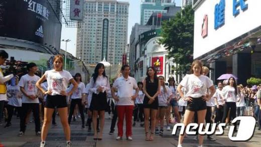 '박원순 중국' 박원순 시장과 걸그룹 미쓰에이 페이, 지아가 중국 광저우 베이징루 거리에서 플래시몹 행사를 벌이고 있다. /사진=뉴스1