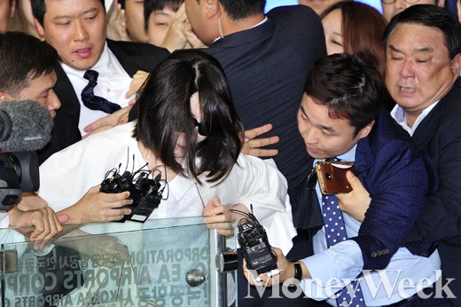 [MW사진] 신동주 부인 조은주씨, 엄청난 취재열기에 휘청