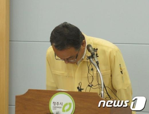 윤재길 청주부시장이 3일 시청 브리핑룸에서 기자회견을 열고 지난 주말부터 계속된 단수사태에 대해 사과했다. /사진=뉴스1