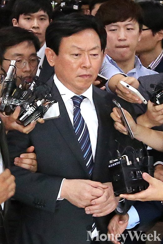 [MW사진] 인상 찌푸리는 신동빈