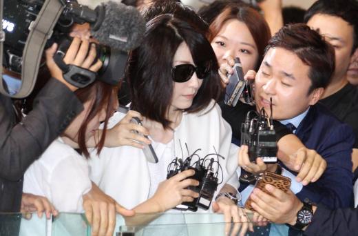 신동주 前 롯데 홀딩스 부회장의 부인인 조은주 씨가 일본행 3일 오전 서울 방화동 김포국제공항 국제선 출국장으로 들어서고 있다.신동주 전 부회장은 모습을 드러내지 않았다. (사진=머니투데이)