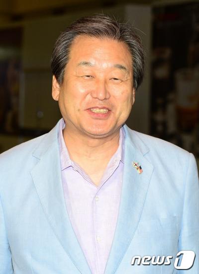 방미 일정을 마친 김무성 새누리당 대표가 4일 오전 인천공항을 통해 귀국했다. /사진=뉴스1