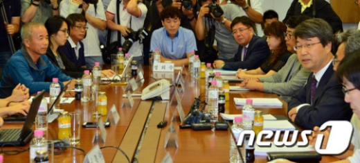 지난 7월23일 서울 서대문구 법무법인 지평 회의실에서 열린 삼성전자와 반도체 직업병 피해자들의 의견을 조율하는 조정위원회에서 김지형 조정위원장이 조정 권고안을 발표하고 있다. /사진=뉴스1