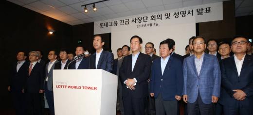 지난 4일 노병용 롯데물산 사장이 그룹 계열사 사장단과 함께 서울 잠실 제2롯데월드 홍보관에서 열린 롯데그룹 긴급 사장단 회의를 마친 뒤 성명서를 발표하고 있다.  롯데그룹 사장단은 이날 긴급회의에서 신동빈 롯데 회장 지지를 선언했다. (자료=머니투데이DB)