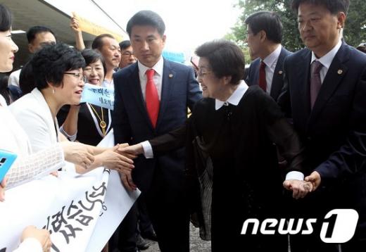 '이희호' 북한 방문에 나선 고 김대중 대통령 부인 이희호 여사가 5일 김포공항에서 환송나온 시민단체 회원들과 인사하고 있다. /사진=뉴스1
