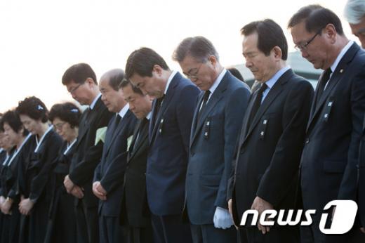 '박상천' 문재인 새정치민주연합 대표, 이종걸 원내대표를 비롯한 참석자들이 6일 서울 여의도 국회 본청 앞에서 열린 故 박상천 전 민주당 대표(새정치민주연합 상임고문)의 영결식에 참석해 묵념하고 있다. /사진=뉴스1