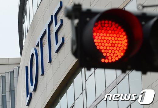 지난 5일 서울 소공동 롯데백화점 본점과 면세점 소공점 앞 사거리의 신호등에 빨간불이 켜져있다. /사진=뉴스1 
