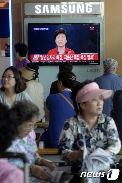 6일 오전 서울역에서 박근혜 대통령의 대국민 담화가 TV화면에 생중계되고 있다. /사진=뉴스1