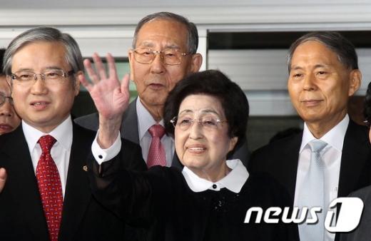 이희호 여사가 지난 5일 방북을 위해 김포공항으로 들어가기전 인사를 하고있다. 사진제공=뉴스1