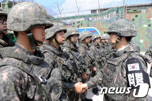 한민구 국방부 장관이 10일 목함지뢰 폭발 사고가 발생한 비무장지대(DMZ) 육군 1사단 소초(GP)를 찾아 장병들의 대비 태세를 독려하고 있다. /사진=뉴스1(국방부 제공)