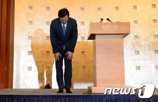 신동빈 롯데그룹 회장이 11일 오전 서울 소공동 롯데호텔 크리스탈볼룸에서 대국민 사과문 발표 전 고개숙여 인사하고 있다. /사진=뉴스1