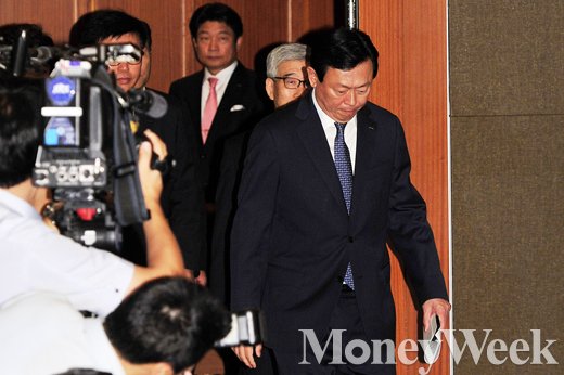 [MW사진] 무거움 감도는 롯데 신동빈 회장