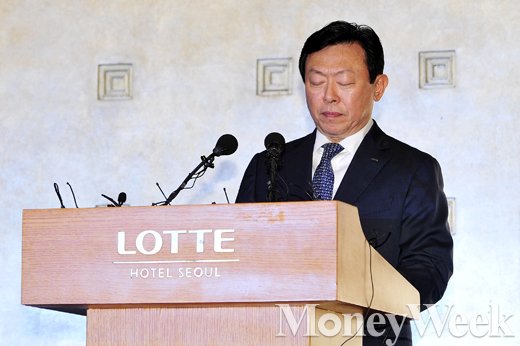 [MW사진] 신동빈 대국민 사과, '두눈 지긋이 감고'