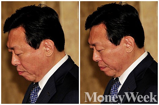 [MW사진] 긴장한 신동빈 회장, '침이 꼴깍'