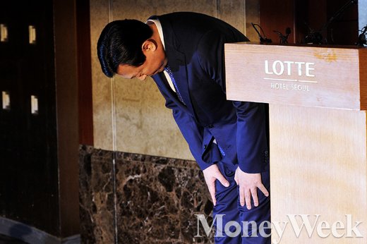 신동빈 롯데그룹 회장이 최근 그룹 경영권 분쟁 등으로 물의를 빚은 것과 관련해 11일 오전 서울 소공로 롯데호텔에서 '대국민 사과문'을 발표했다. /사진=임한별 기자
