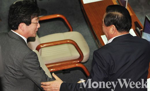 [MW사진] 유승민 사퇴 한달, 이제는 활짝 미소 머금고