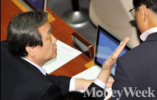 [MW사진] 8월 임시회, 논의하는 김무성 대표