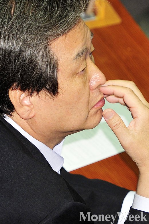 [MW사진] 8월 임시회, 고심하는 김무성 대표