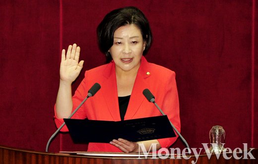 [MW사진] 의원 선서하는 장정은 의원