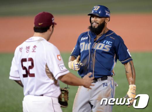 '테임즈' 사이클링 히트를 달성한 NC 테임즈가 넥센 박병호의 축하를 받고 있다. /사진=뉴스1