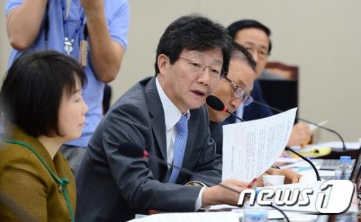 새누리당 유승민 의원이 12일 오전 서울 여의도 국회에서 열린 국방위원회에서 한민구 국방부 장관에게 질의하고 있다. /사진=뉴스1