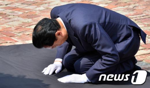 하토야마 유키오 전 일본 총리가 12일 서울 서대문구 서대문형무소역사관을 방문해 추모비 앞에서 무릎 꿇고 절을 하고 있다. /사진=뉴스1
