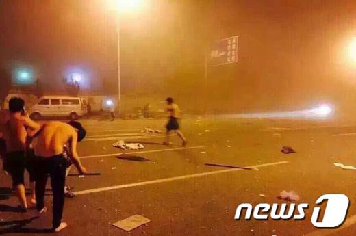 '중국 폭발' '중국 톈진항 폭발' '중국 톈진 폭발사고' 지난 12일 중국 북부 항구도시인 톈진의 한 창고에서 폭발이 일어난 직후 부상을 입은 사람들이 거리로 뛰쳐나와 있다. /사진=뉴스1(AFP 제공)