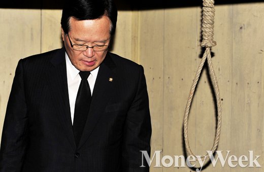 [MW사진] 정의화 의장, 형장 앞에서 나오는 숙연함
