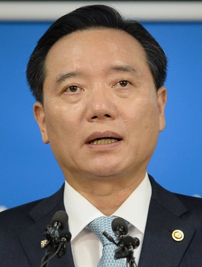 '광복절 특별사면 발표' 김현웅 법무부장관이 13일 오전 서울 세종로 정부서울청사에서 '광복 70주년 특별사면' 최종 명단을 발표하고 있다. /사진=뉴스1