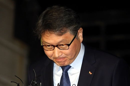 광복절 특별사면으로 출소한 최태원 SK그룹회장이 14일 새벽 의정부교도소 앞에서 인사하고 있다./사진=뉴스1 이광호 기자