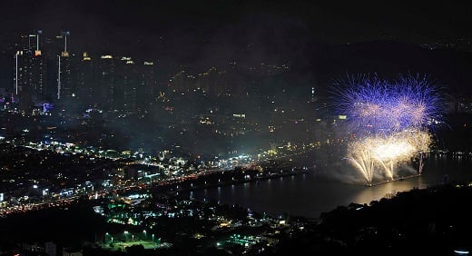 '대구 불꽃축제' 광복 70주년 기념 수성못 불꽃축제. /사진=뉴스1 이종현 기자