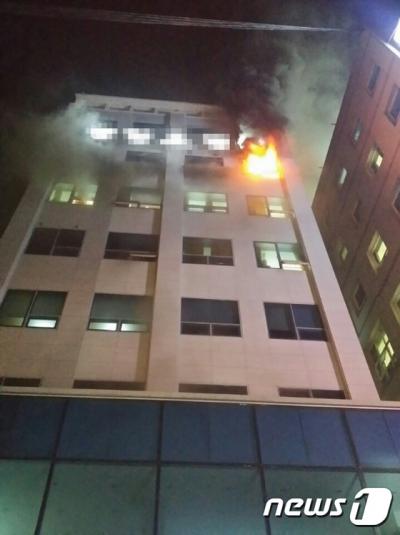 '김해중앙병원 화재' 지난 16일 경남 김해시 외동의 모 병원 7층에서 불이 나 소방대원들이 진화작업에 나섰다. /사진=뉴스1(경남소방본부 제공)