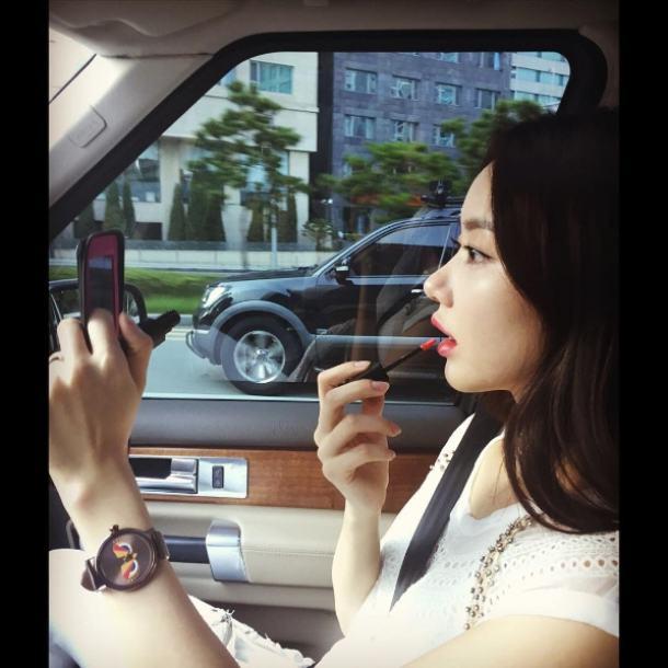 [셀럽 in SNS] 한그루, 군대 가기 전 한 껏 치장...‘캐릭터 시계 차고 갈거야?’