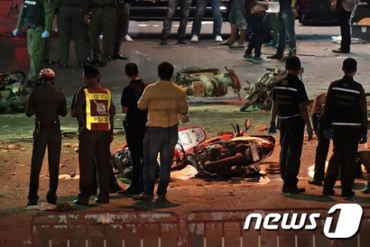 태국 방콕 도심의 유명 관광지 에라완 사원 인근에서 지난 17일 폭탄이 터져 최소 19명이 사망한 가운데 현지 군과 경찰들이 사고 현장에서 조사작업을 진행하고 있다. /사진=뉴스1(AFP 제공)
