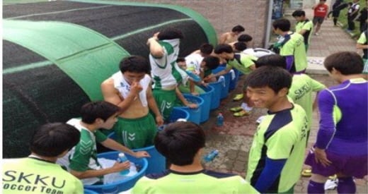 전반 종료 후 준비된 얼음물 양동이에 들어가는 성균관대 선수들 /사진=미얀마 국가대표팀 하혁준수석코치(전 대한축구협회 전임 지도자 강사) 페이스북