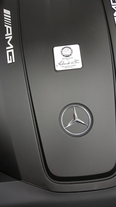 AMG GT S 모델에 새겨진 제작자 서명.