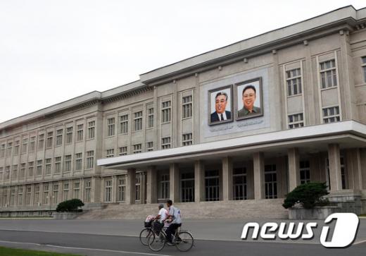 평양시내 한 건물에 김일성 김정일 초상화가 걸려 있다. /사진=뉴스1(홍성규 사진작가 제공) 