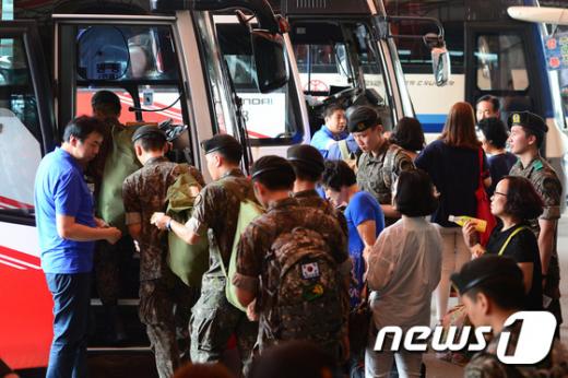 북한의 서부전선 도발로 '진돗개 하나'가 발령 중인 21일 오후 서울 광진구 동서울종합터미널에서 군 장병들이 휴가복귀를 위해 고속버스에 오르고 있다. /사진=뉴스1