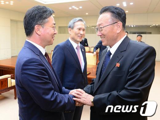 '남북 공동합의문' '홍용표 통일부 장관' 홍용표 통일부 장관(왼쪽)이 김양건 북한 노동당비서와 합의를 마친 후 악수하고 있다. /사진=뉴스1