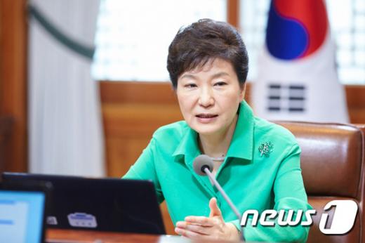 '북한 유감표명' '남북 공동합의문' 박근혜 대통령이 24일 청와대 수석비서관회의를 주재하고 있다. /사진=뉴스1